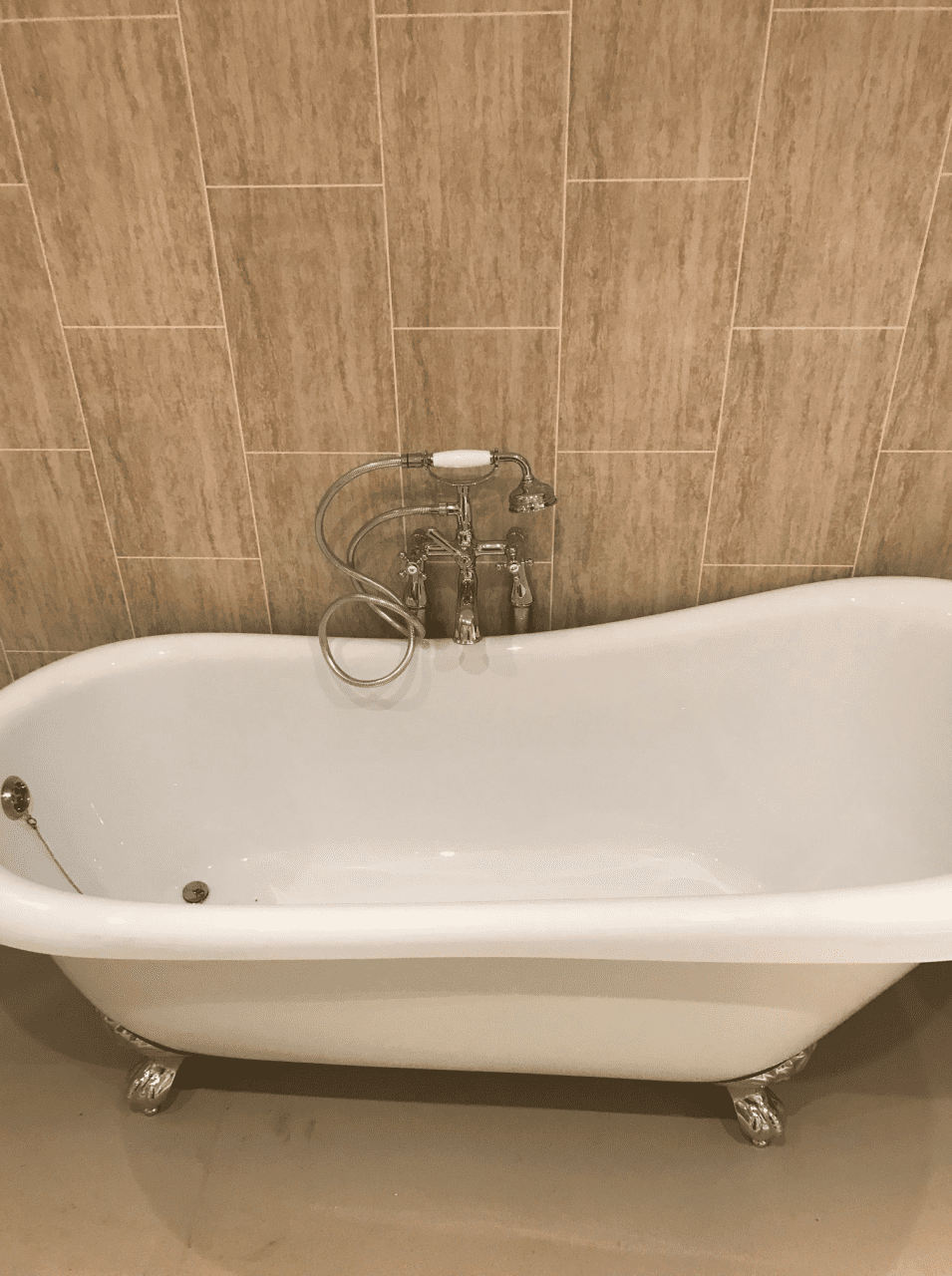 Luxury free standing Victorian style bathtub